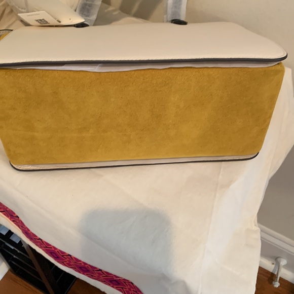 Tory Burch Robinson Colorblock Small Leather Tote
TORY BURCH - Picture 4 of 16